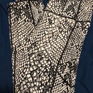 Snake print leggings